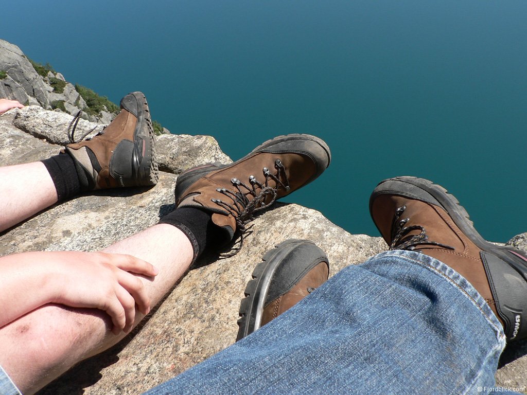 Pause auf dem Preikestolen - Unsere Wanderschuhe haben uns sicher nach oben gebracht