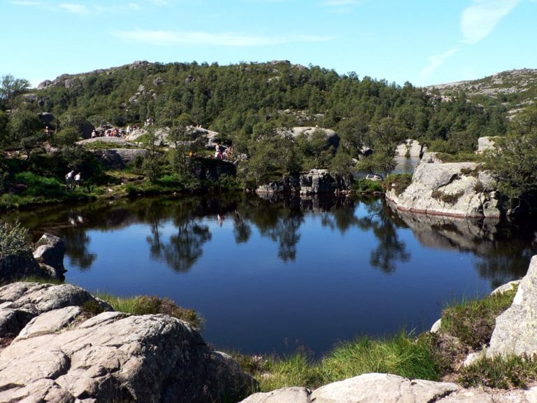 Tjødnane - Ein kleiner See hoch oben im Berg auf dem Weg zum Preikestolen