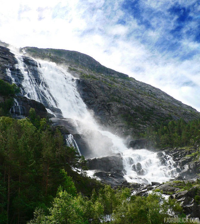 Der Langfoss-Wasserfall mit einer Höhe von 612m.