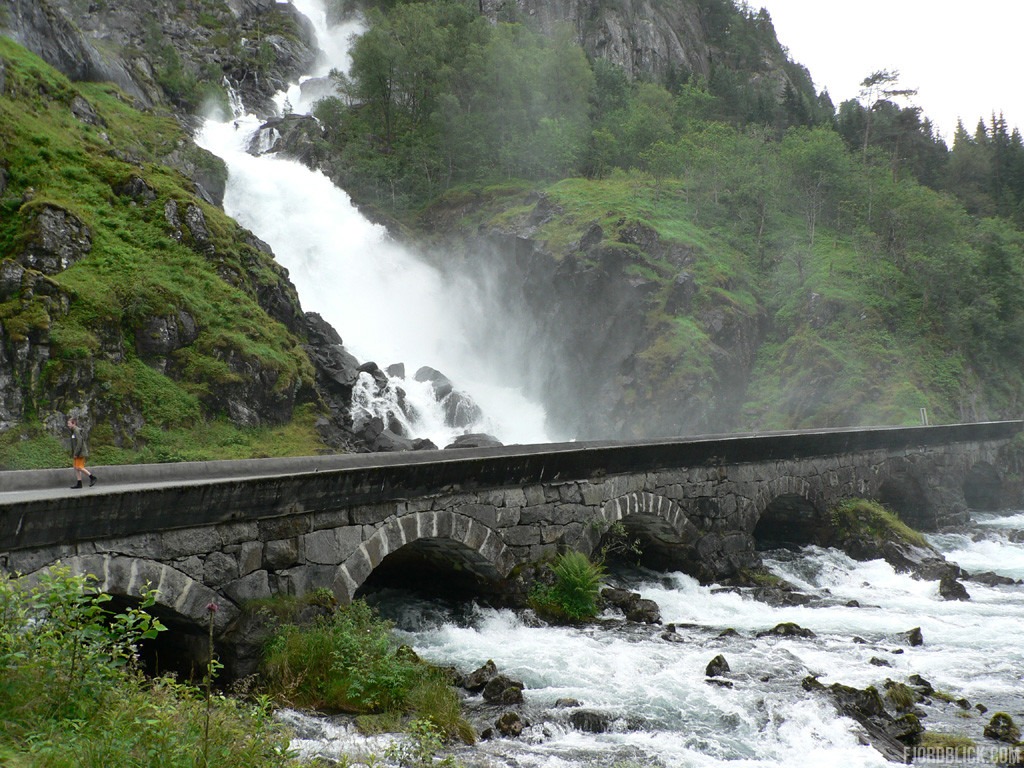 Der Zwillingswasserfall Låtefoss