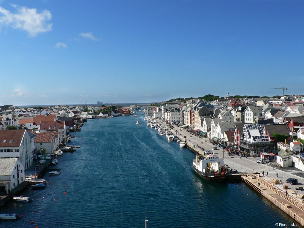 Blick über den Hafen und das Stadtzentrum auf der Smedasundbrücke