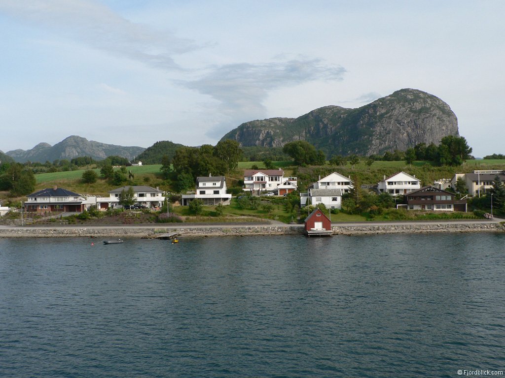 Blick auf den Ort Forsand vom Lysefjord aus