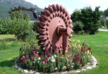Wasserschöpfrad im Blumenbeet