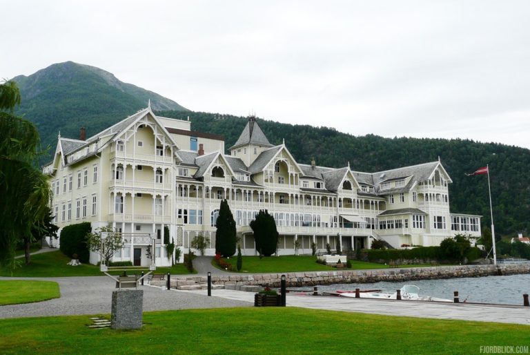 Das nostalgische Kviknes Hotel in Balestrand liegt direkt am Fjord