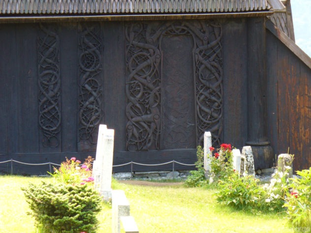 Schnitzereien in der Wandvertäfelung der Urnes-Stabkirche