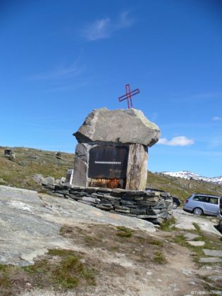 Sognefjellsvegen (Rv55) - Denkmal am Parkplatz Mefjellet