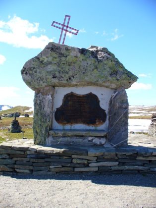 Sognefjellsvegen (Rv55) - Denkmal am Parkplatz Mefjellet