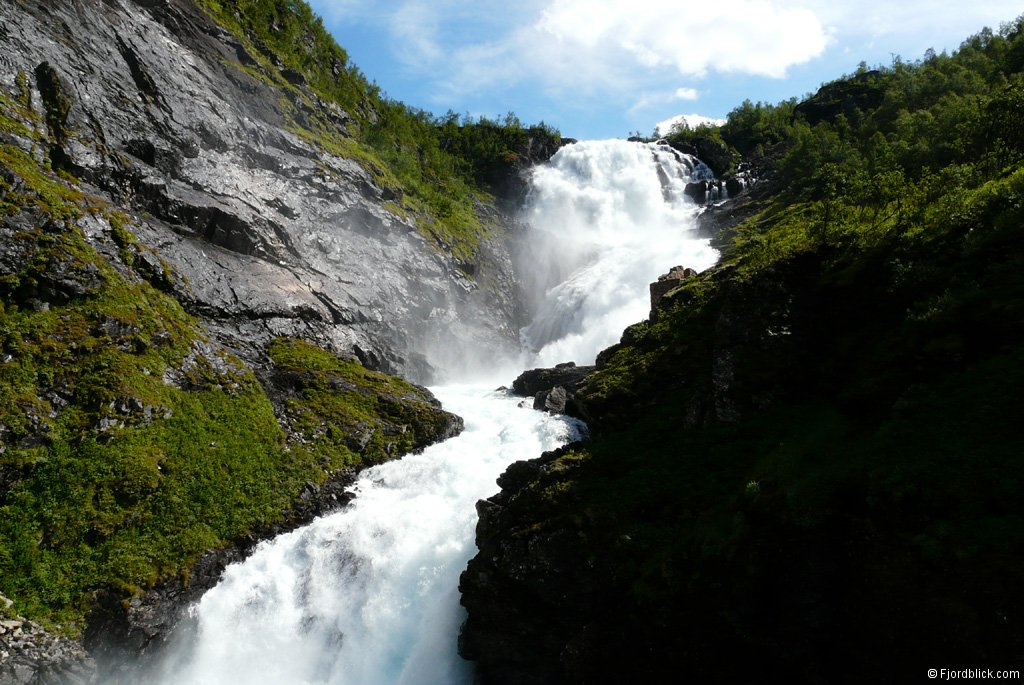 Der Kjosfossen ist der Auslauf des 764 Meter hoch gelegenen Reinungavatnet