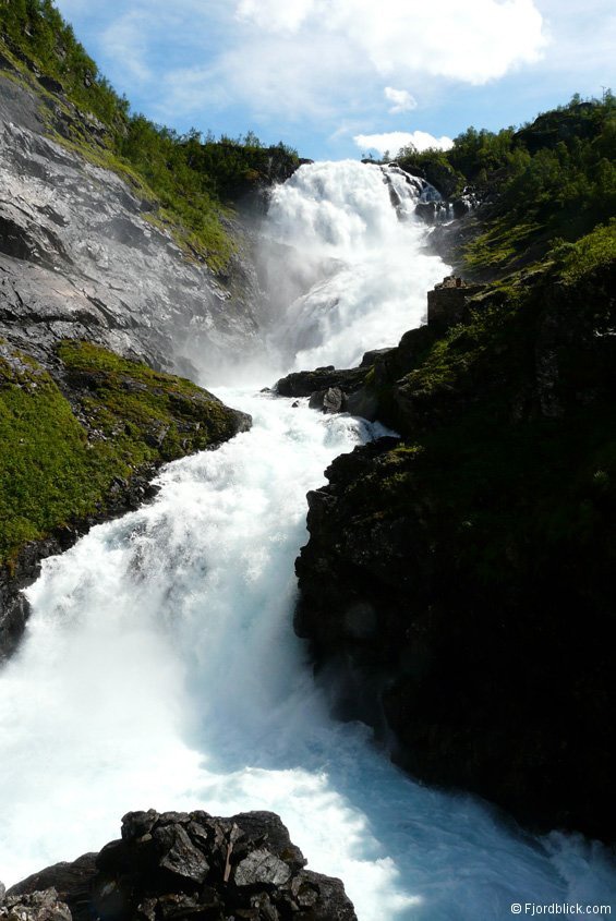 Der Kjosfossen ist der Auslauf des 764m hoch gelegenen Reinungavatnet