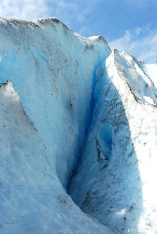 Ein Blick ins Eis des Gletschers