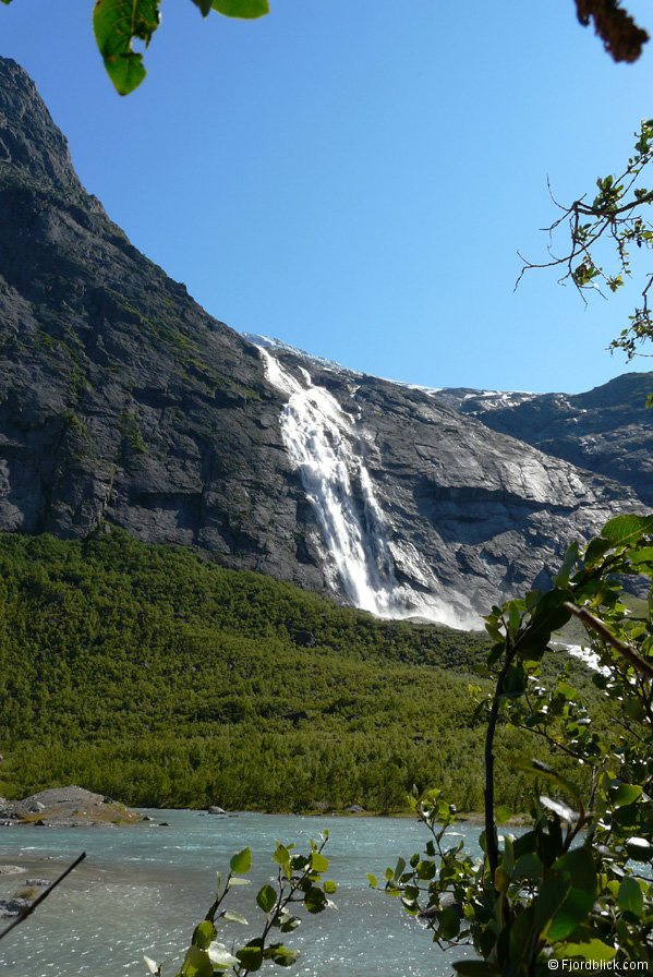 Wasserfall am Briksdalsbreen