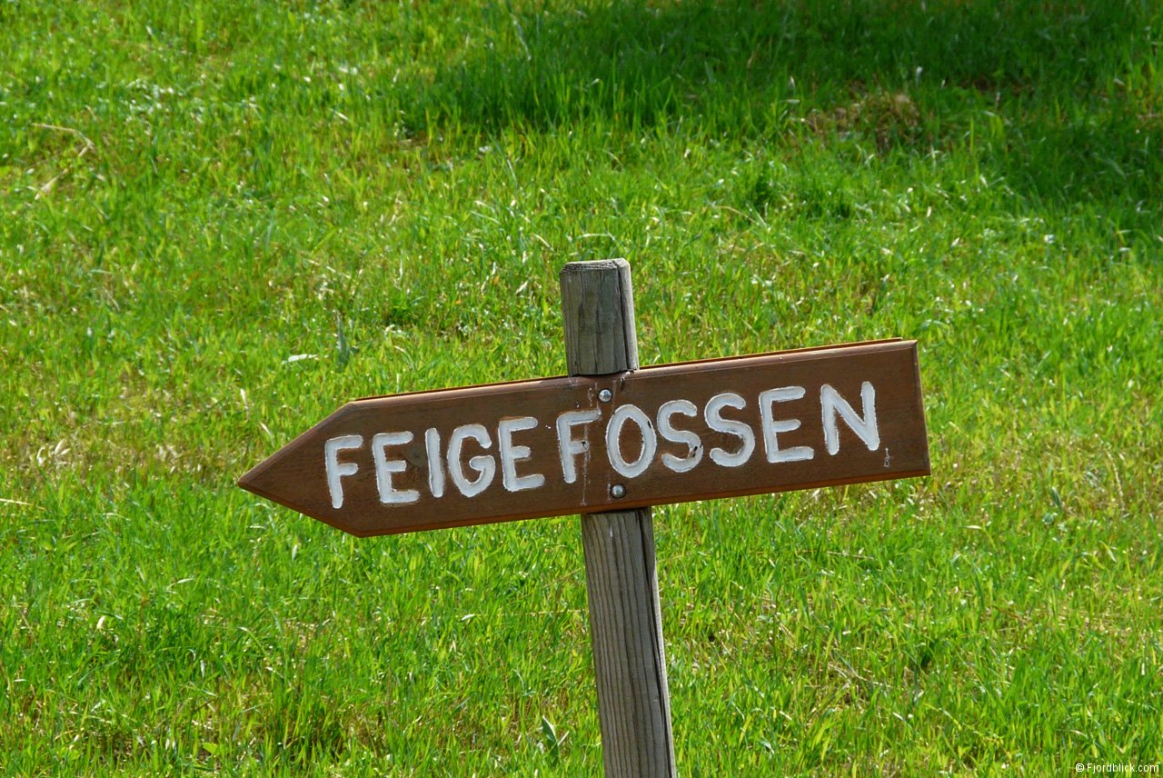 Ein Schild markiert den Wanderweg hinauf zum Feigumfossen