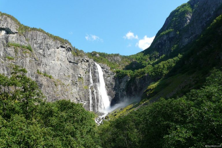 Blick auf den Feigumfossen, im Vordergrund der Fluss des Feigumfossen