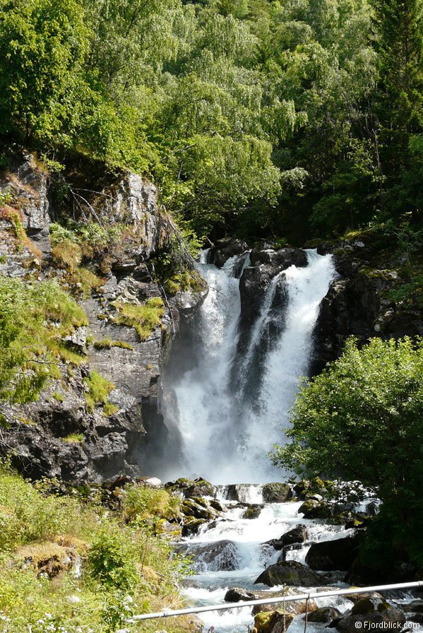 Ein kleiner Wasserfall nach dem Örtchen Kroken, einige hundert Meter vor dem Parkplatz des Feigumfossen