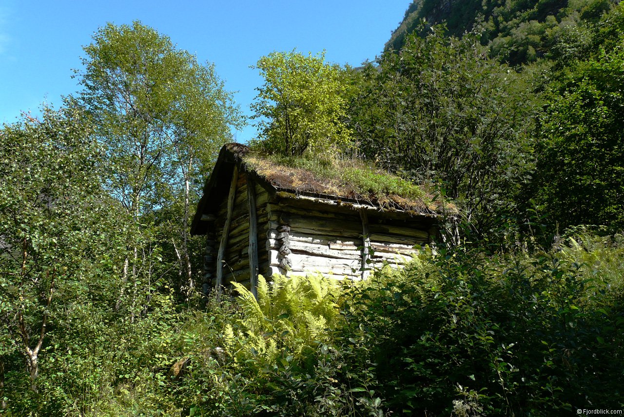 Kleine Holzhütte am Wegesrand