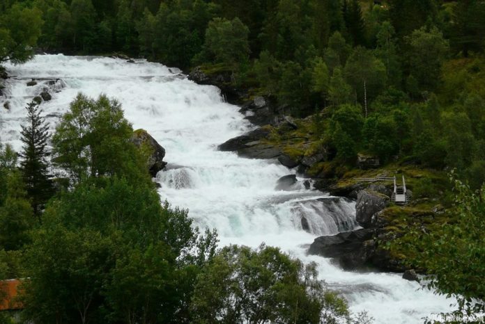 Der Vallestadfossen i. d. N. des Haukedalsvatnet