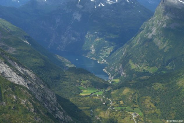 Blick vom Dalsnibba hinunter auf den Geirangerfjord