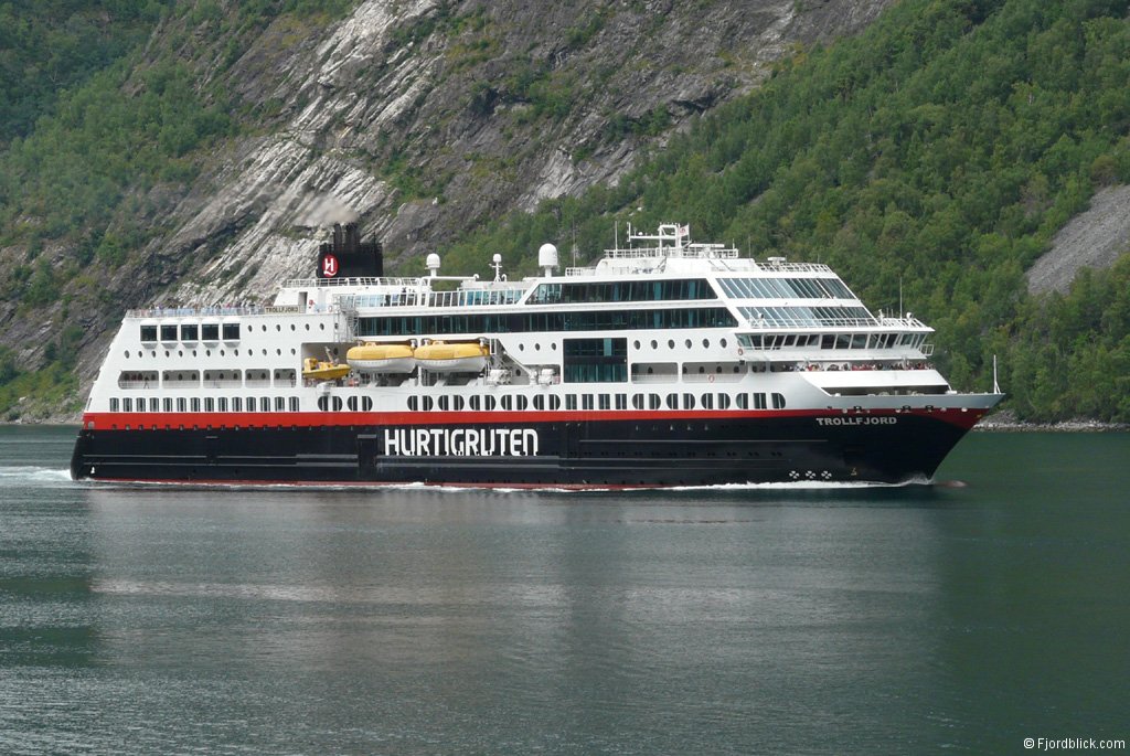 Hurtigruten "Trollfjord" im Geirangerfjord