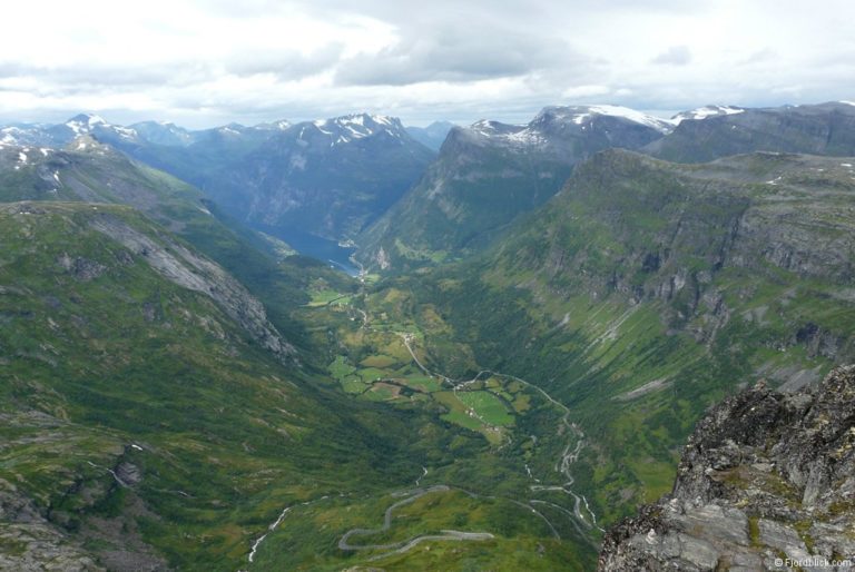 Blick vom Dalsnibba hinunter auf den Geirangerfjord