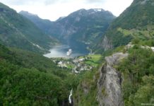 Blick vom Aussichtspunkt Flydalsjuvet auf den Geirangerfjord