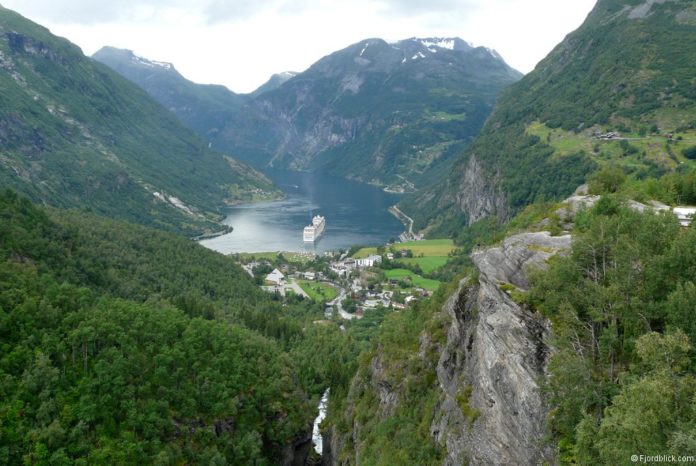 Blick vom Aussichtspunkt Flydalsjuvet auf den Geirangerfjord