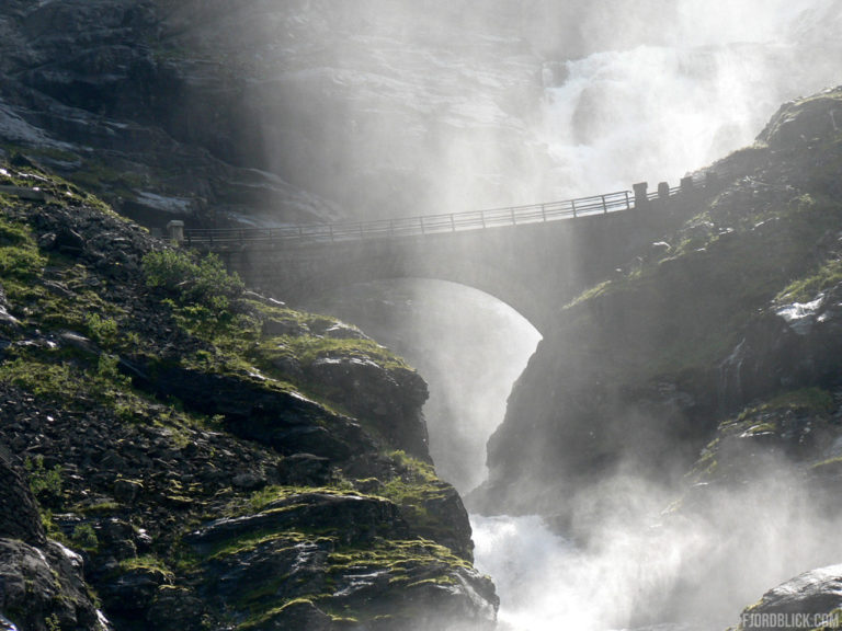 Blick auf die Brücke über den Stigfossen am Trollstigen