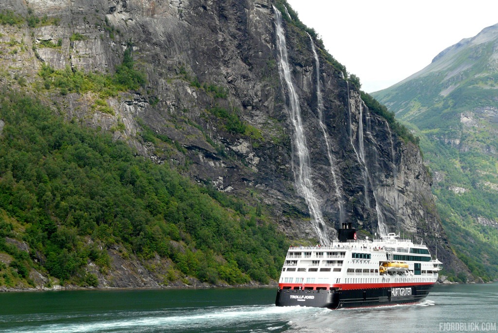 Hurtigruten vor den Sieben Schwestern im Geirangerfjord