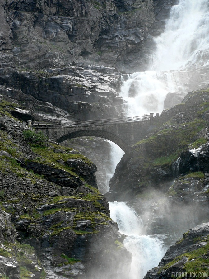 Blick auf die Brücke über den Stigfossen am Trollstigen