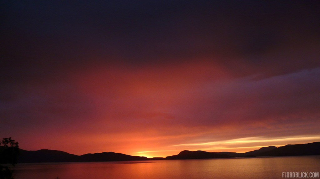 Sonnenuntergang in Hundeidvik mit Blick auf den Storfjord