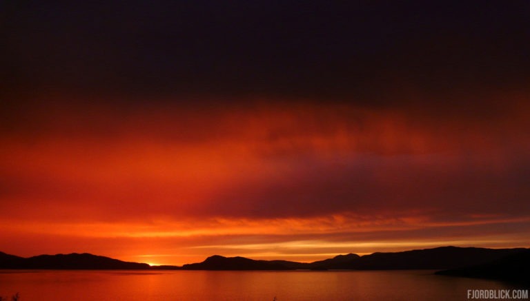 Sonnenuntergang in Hundeidvik mit Blick auf den Storfjord