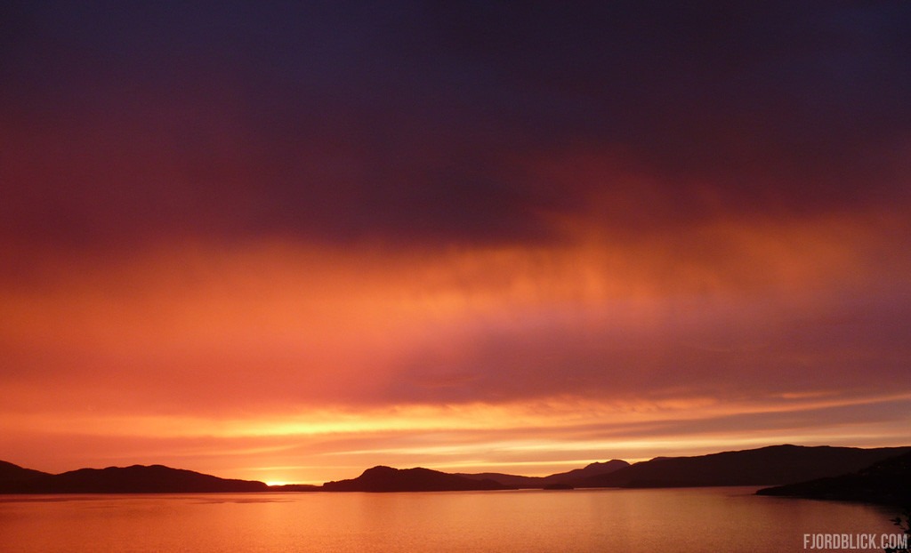 Sonnenuntergang in Hundeidvik mit Blich auf den Storfjord