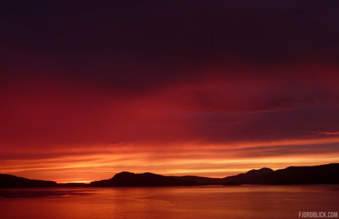 Sonnenuntergang in Hundeidvik mit Blick auf den Storfjord