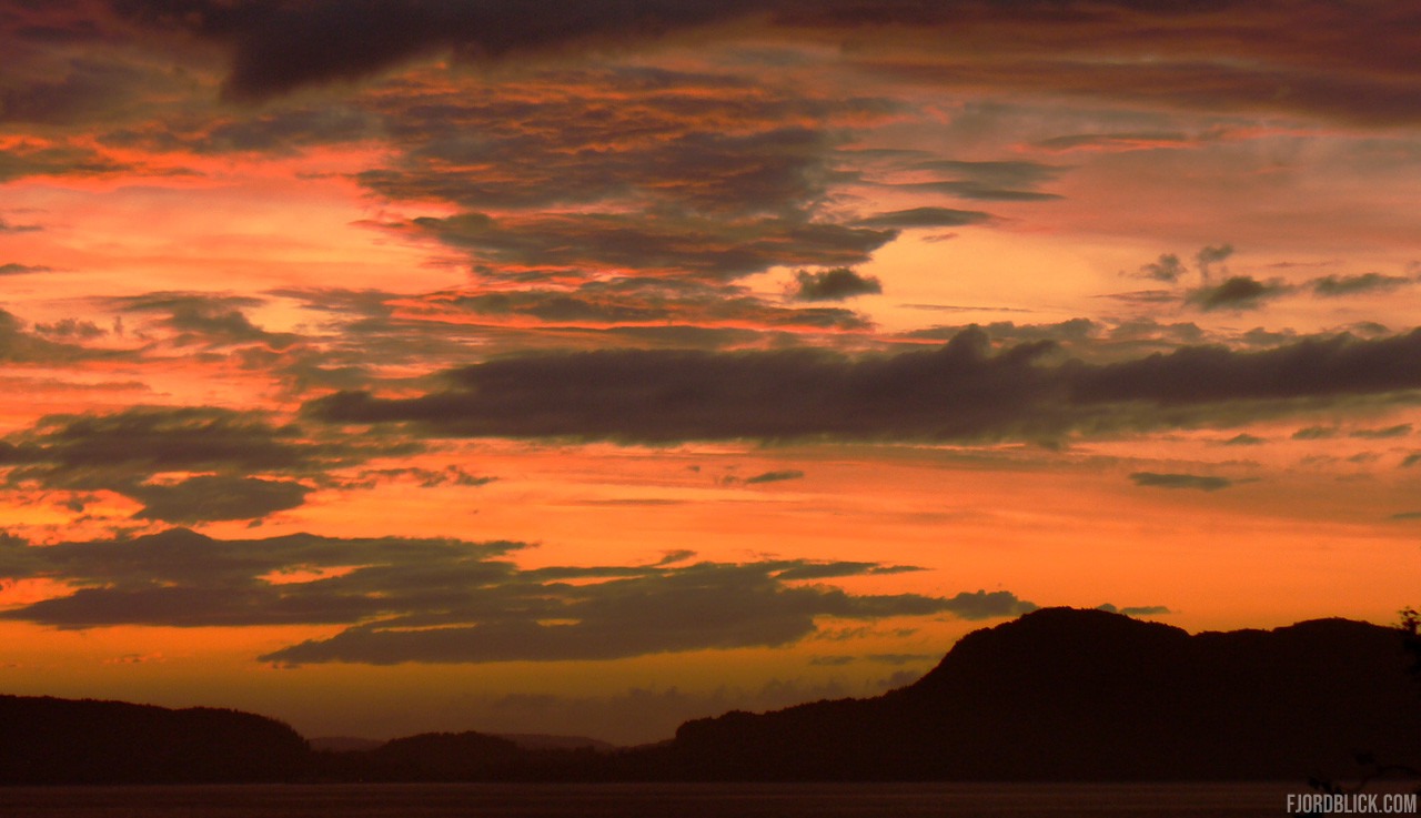 Sonnenuntergang in Hundeidvik mit Blick auf den Storfjord