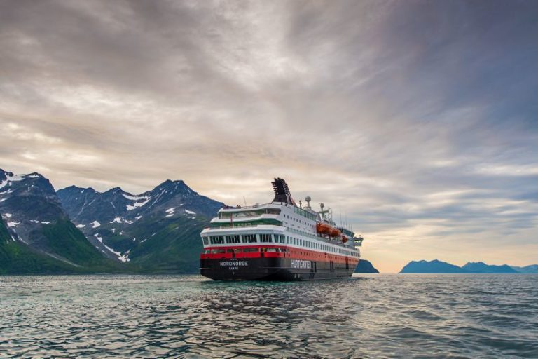 Hurtigruten in Rotsund og Lyngenfjorden 2013 (Ørjan Bertelsen)