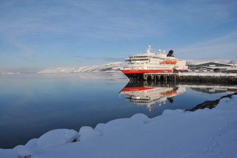 MS Nordkapp (Hurtigruten) in Kirkenes (© Hurtigruten/Ruedi Häfelfinger)