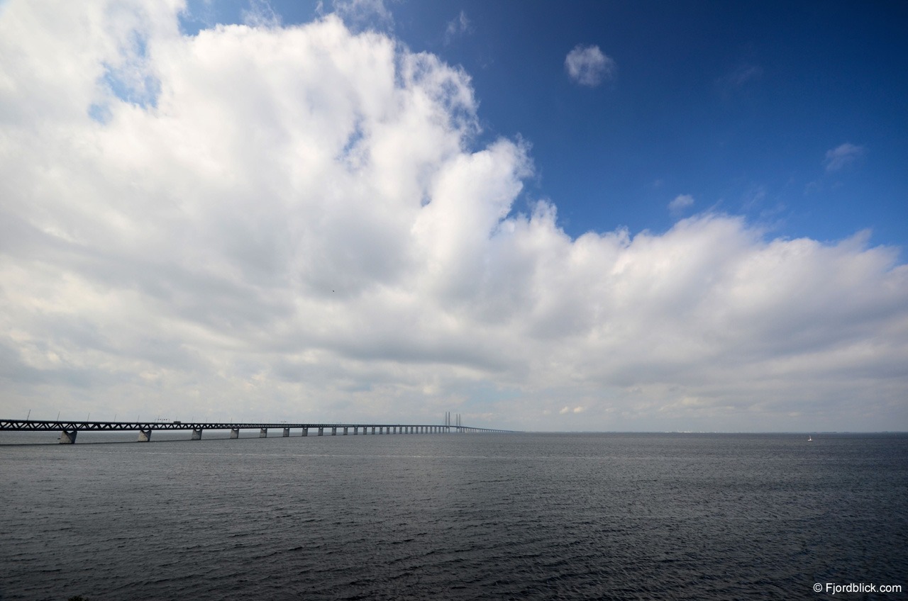 Die Öresundbrücke zwischen Kopenhagen und Malmö (dänisch: Øresundsbroen, schwedisch: Öresundsbron)