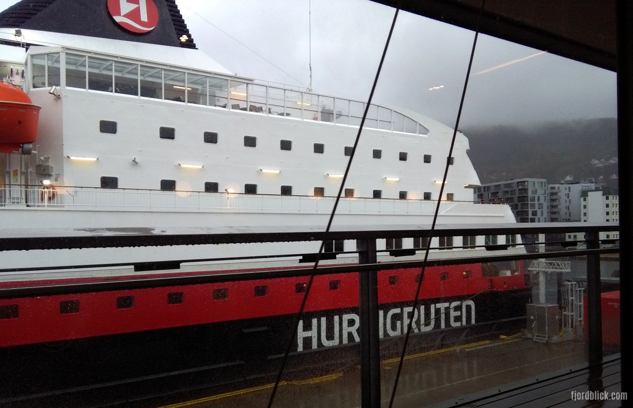 Blick auf die MS Polarlys vom Hurtigruten-Terminal in Bergen