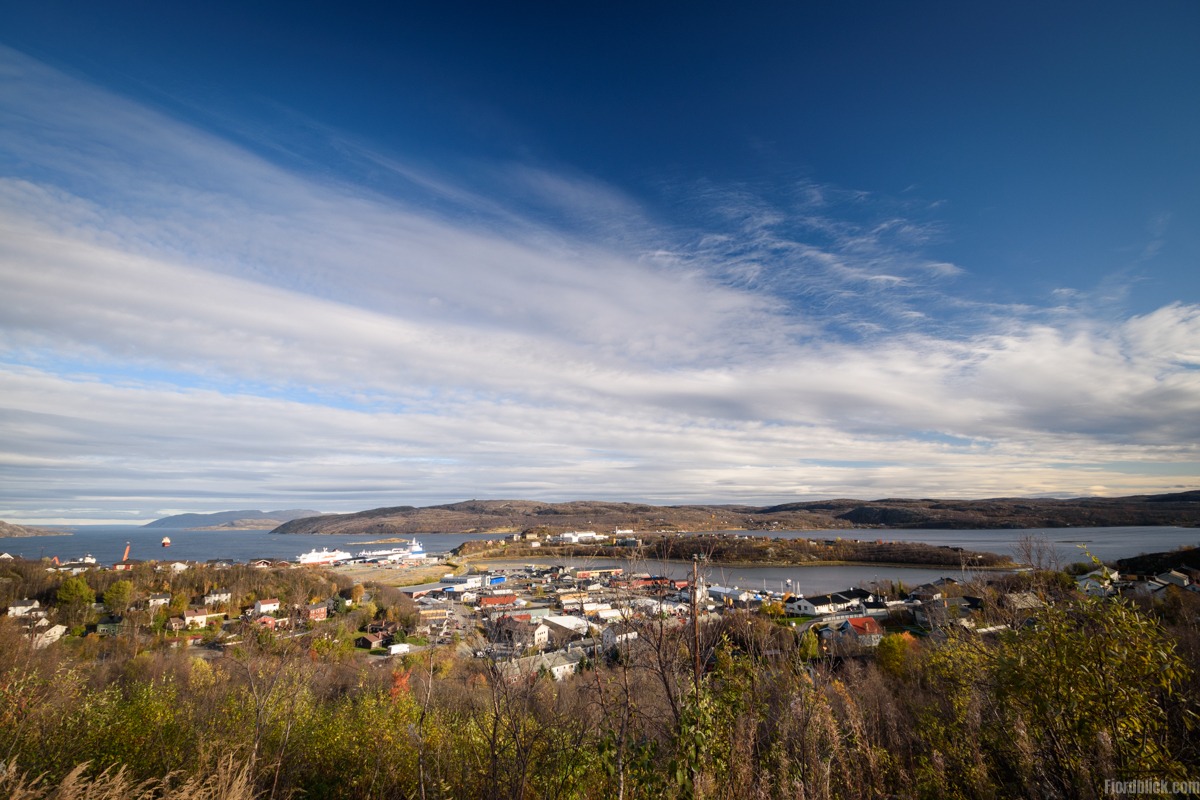 Aussichtspunkt in Kirkenes mit Blick über Stadt und Hafen