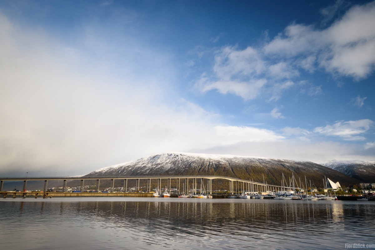Blick vom Hafen Tromsøs hinüber zur Eismeerkathedrale