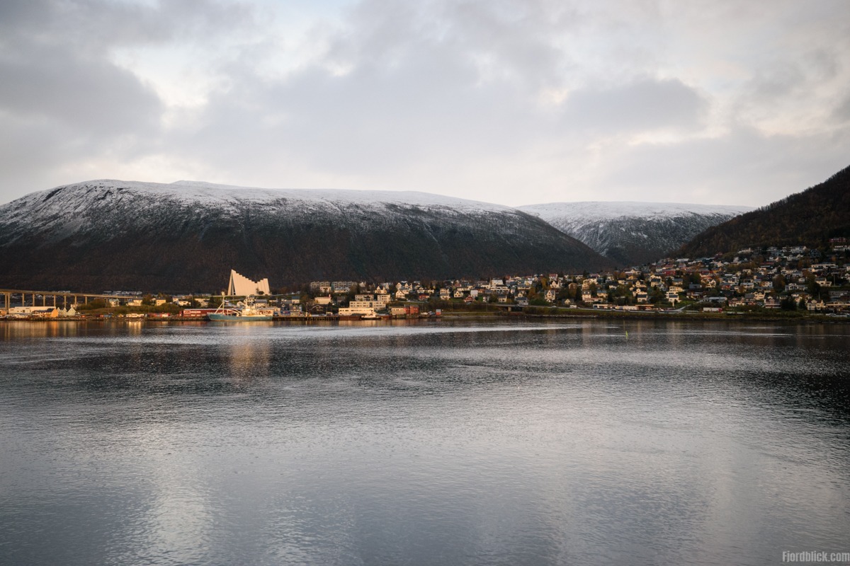 Abendstimmung in Tromsø mit der Eismeerkathedrale im Hintergrund