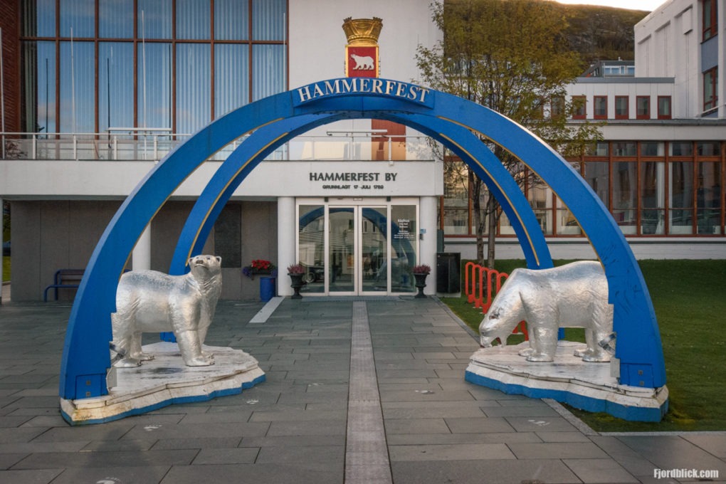Eismeerportal mit zwei Eisbären vor dem Rathaus in Hammerfest