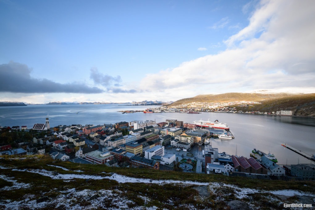 Aussicht vom Salen auf die Stadt Hammerfest. Links im Bild: Die protestantische Kirche, inspiriert durch die typischen Trockengestelle der Fischer