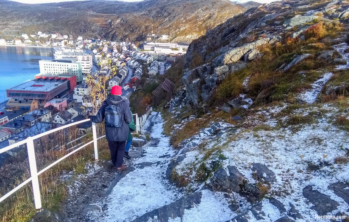 Der Sikksakkveien (Zick-Zack-Fußweg) zum Salen Aussichtspunkt in Hammerfest