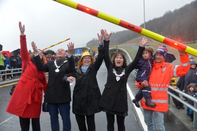 Eröffnen feierlich den Ryfylketunnelen (von links): Vizebürgermeisterin Dagny Sunnanå Hausken (Stavanger), Vizebürgermeister Arne Bergsvåg, Bürgermeisterin Magnhild Meltveit Kleppa, Bürgermeisterin Irene Heng Lauvsnes in (Strand) und Projektmanager Gunnar Eiterjord mit Tochter Camilla (Bildquelle: Øyvind Ellingsen / Statens vegvesen)